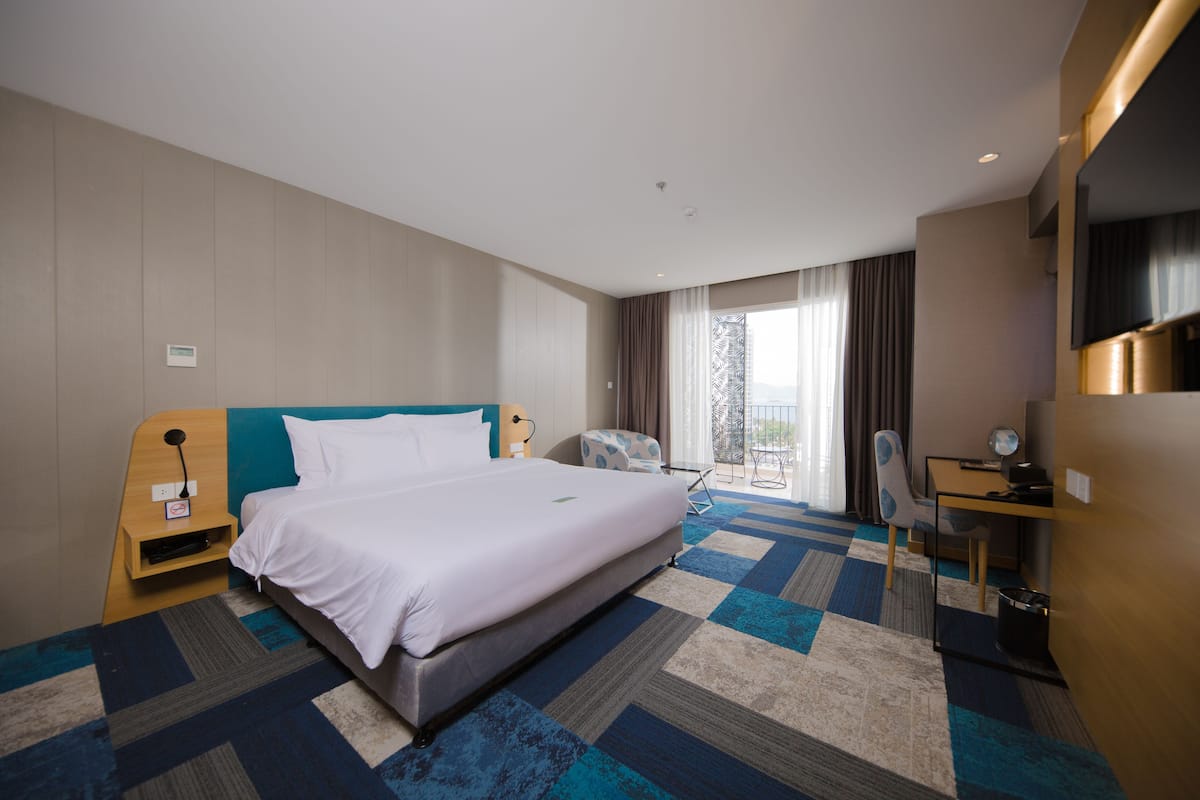 Signature Suite, 1 King Bed | 1 bedroom, minibar, in-room safe, desk