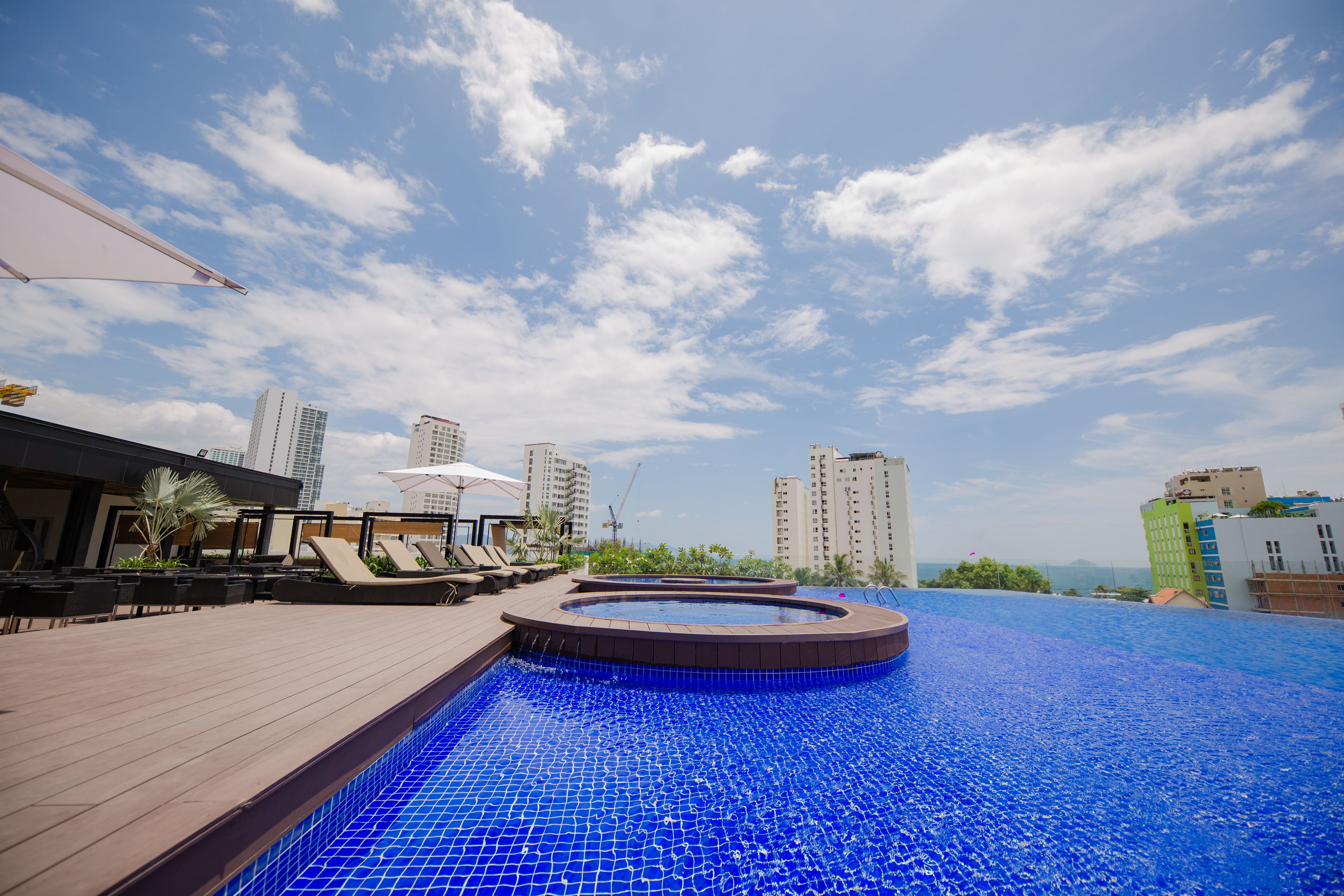 야외 수영장, 06:00 ~ 22:00 오픈, 일광욕 의자