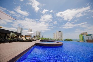 室外游泳池,06:00 至 22:00 开放,日光浴躺椅