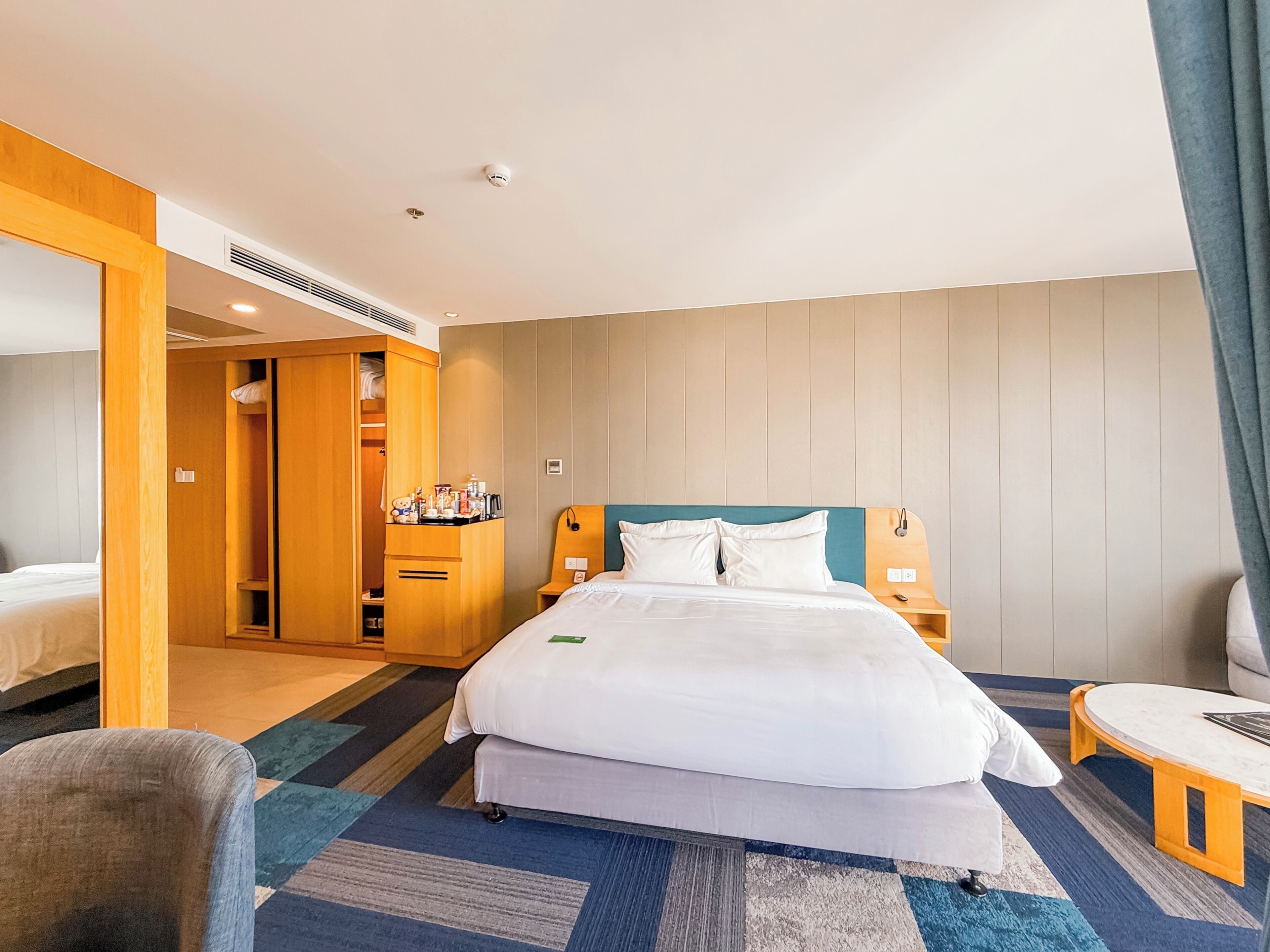 Club Suite Double | Minibar, in-room safe, desk, blackout drapes
