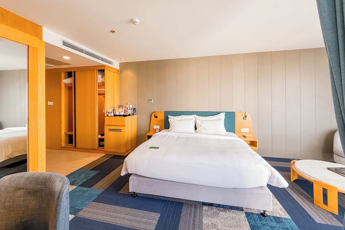 Club Suite Double | Minibar, in-room safe, desk, blackout drapes