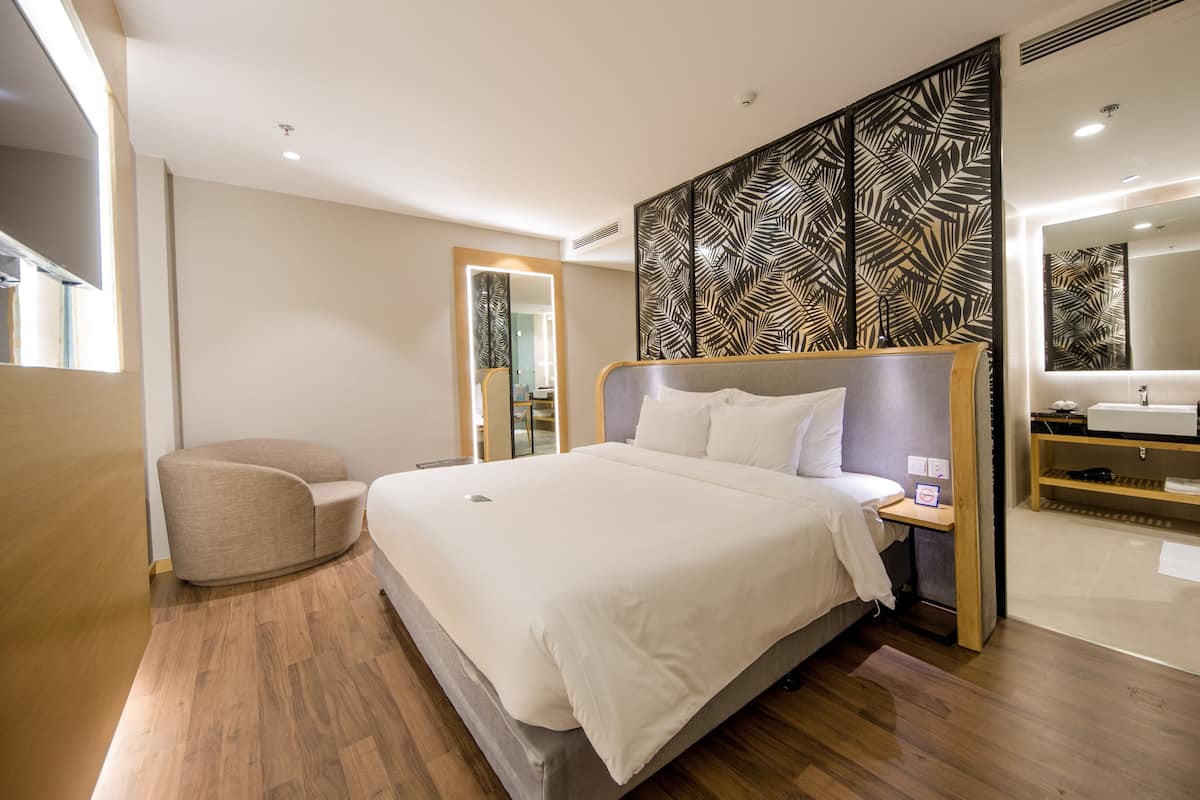 Quarto superior, 1 cama Queen | Frigobar, cofres nos quartos, escrivaninha, cortinas blackout