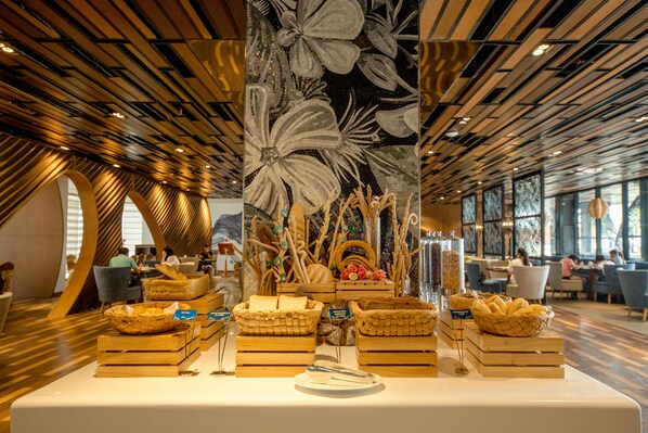 供应早餐、午餐和晚餐,本地与国际菜