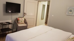 Habitación Confort | Edredón, decoración personalizada y muebles diferentes 