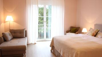 Superior kamer, uitzicht op tuin | Donsdekens, individueel gedecoreerd, individueel gemeubileerd