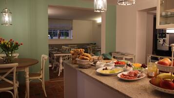 Tägliches inbegriffenes kontinentales Frühstück