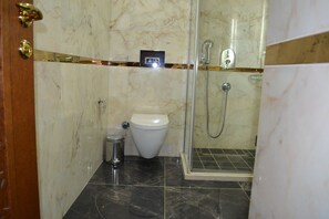 Chuveiro, produtos de toalete grátis, secador de cabelo 