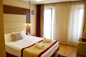 Cofres nos quartos, escrivaninha, quartos à prova de som