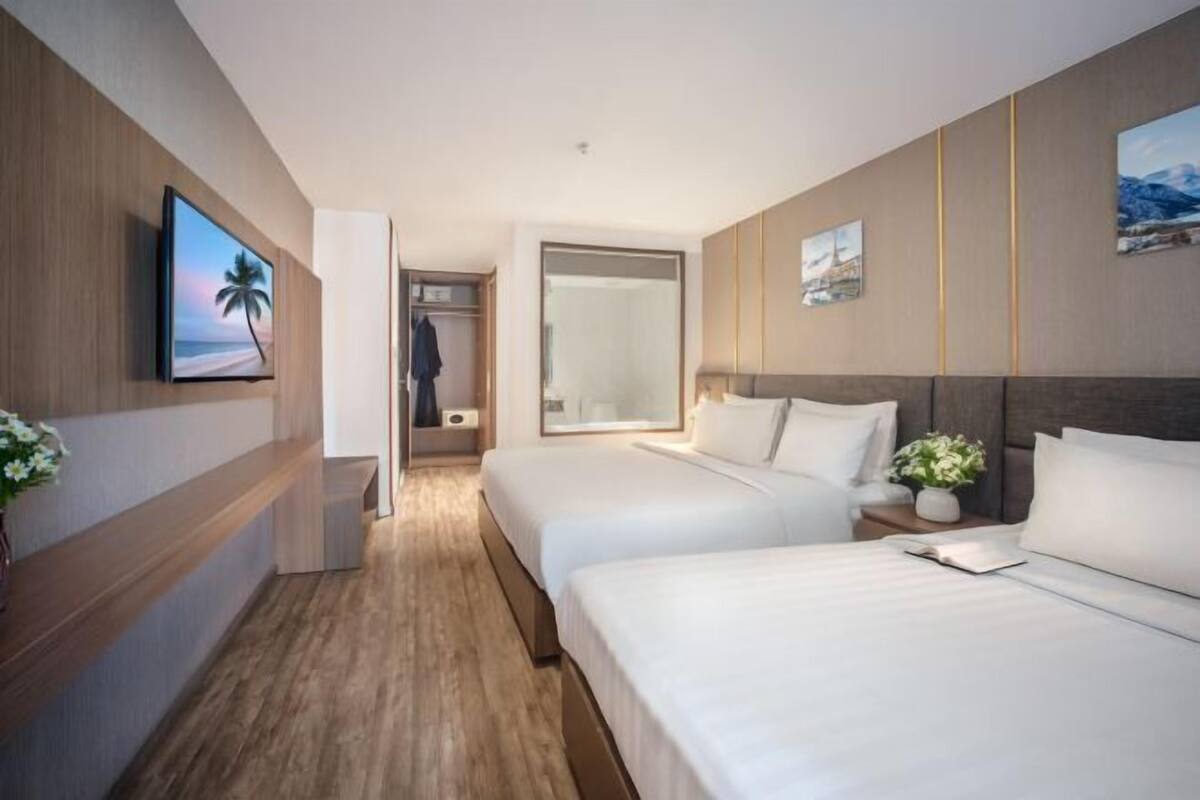 Minibar, caja de seguridad en la habitación y escritorio