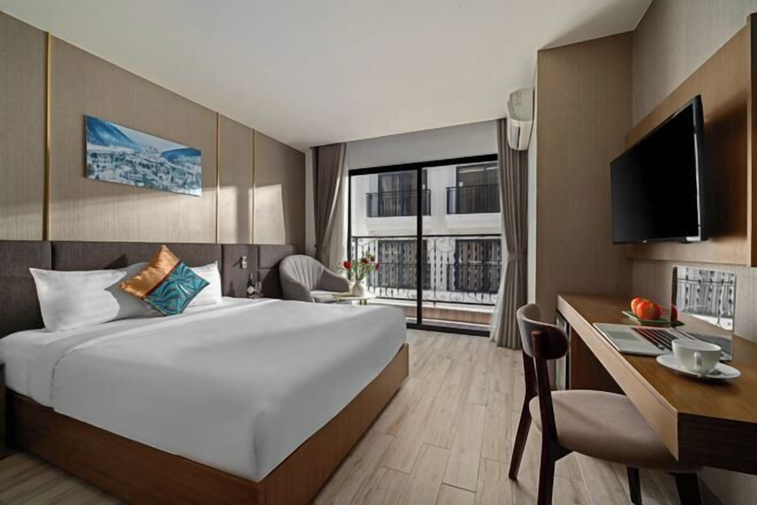 Bar mini, peti besi dalam bilik, meja, ruang kerja komputer riba 