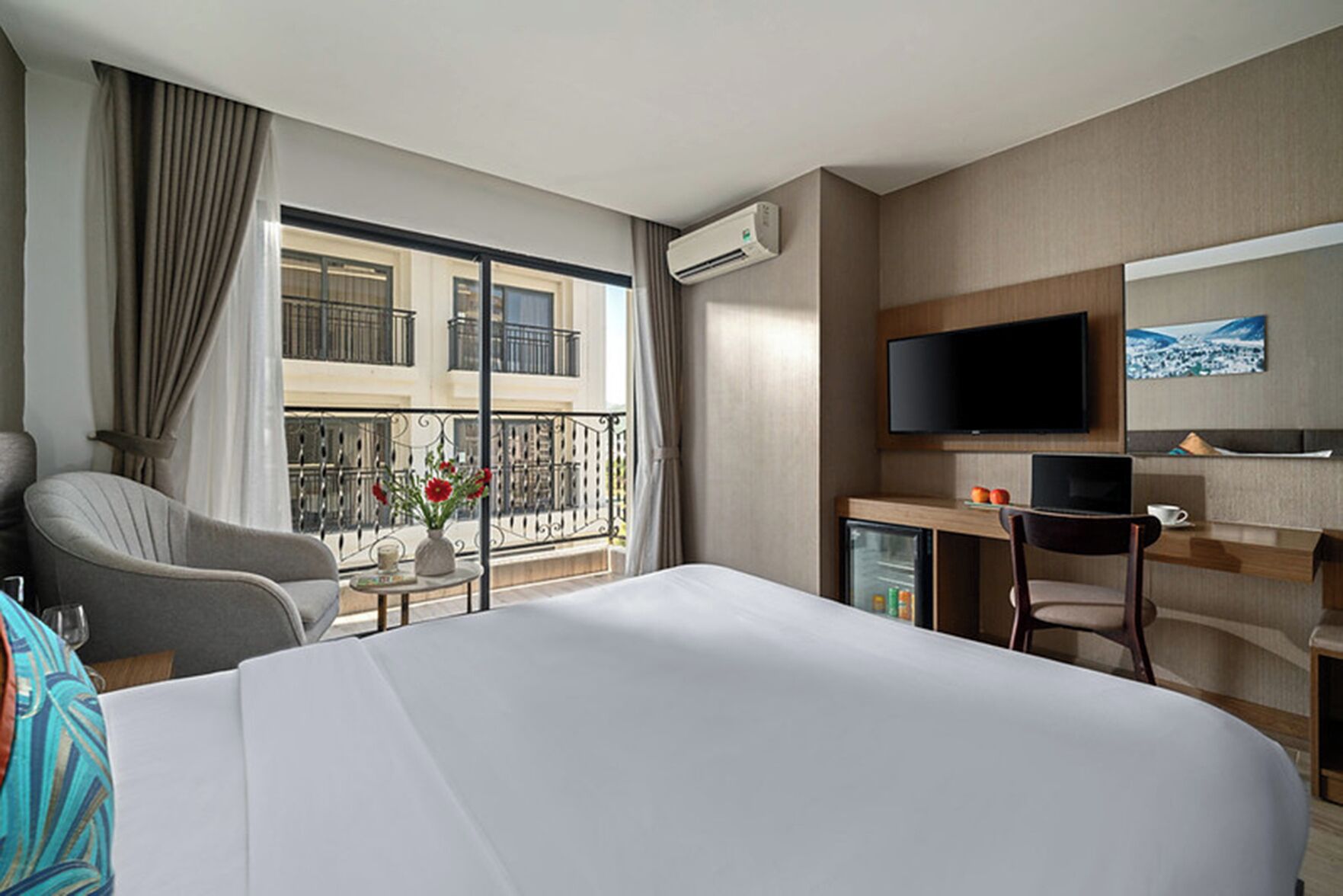 Minibar, in-room safe, desk, laptop workspace