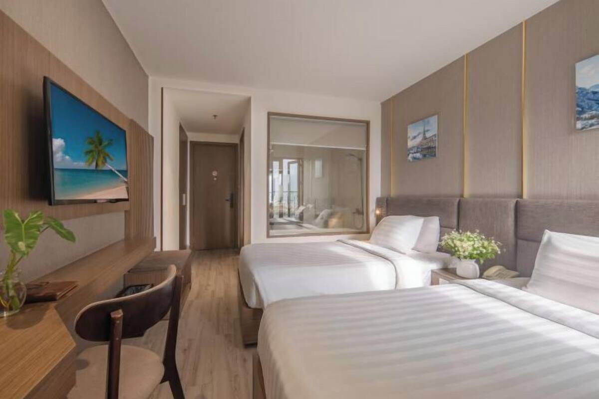 Minibar, caja de seguridad en la habitación y escritorio