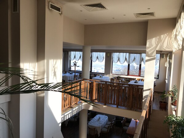 供应早餐、午餐和晚餐，地方菜