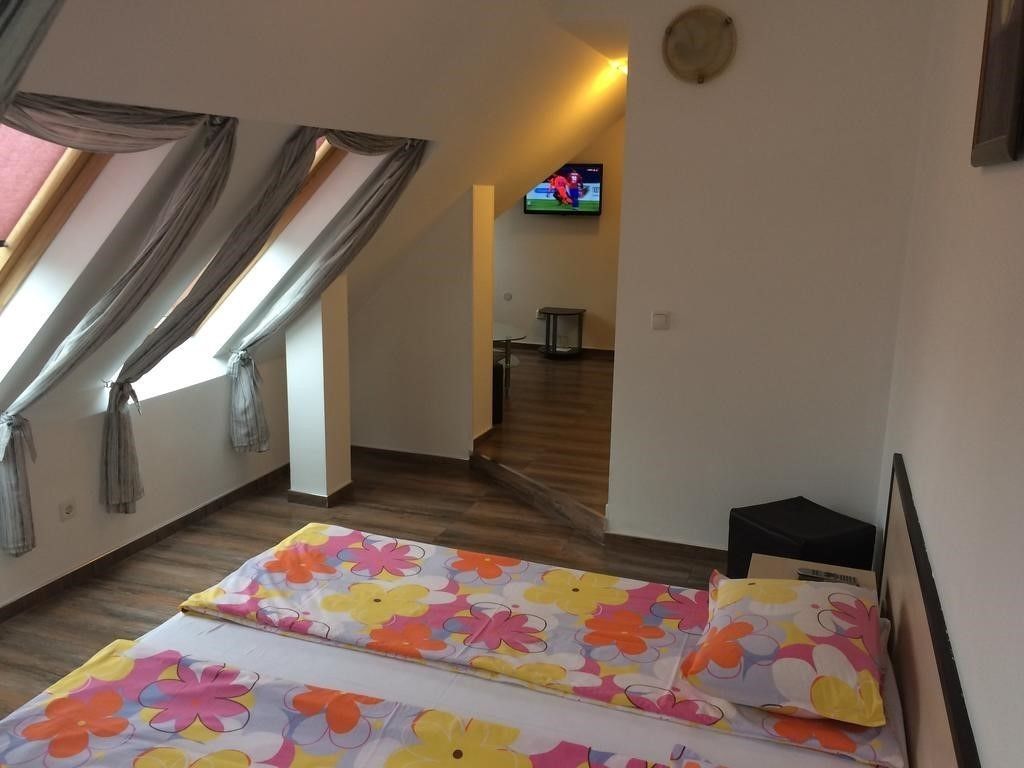 Studio | Rollaway beds, free WiFi, bed sheets