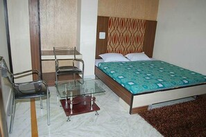 Quarto casal luxo, 1 cama de casal | Escrivaninha, camas extras/dobráveis (sobretaxa), Wi-Fi de cortesia