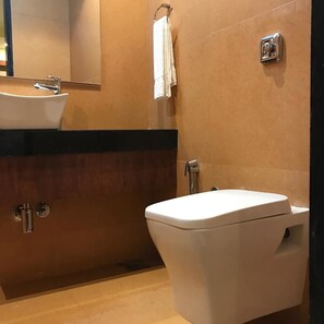 Quarto casal luxo, 1 cama de casal | Banheiro | Chuveiro, toalhas de banho