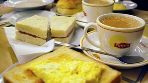Un esmorzar amb torrades, ous barrejats, galetes i cafè.