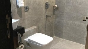 Un bany modern amb vàter, rentapel i dutxa.