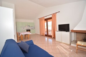 Apartment, 2 Schlafzimmer, Stadtblick, Turm (Trilocale 5) | Wohnzimmer | 32-Zoll-Flachbildfernseher mit Kabelempfang, Fernseher