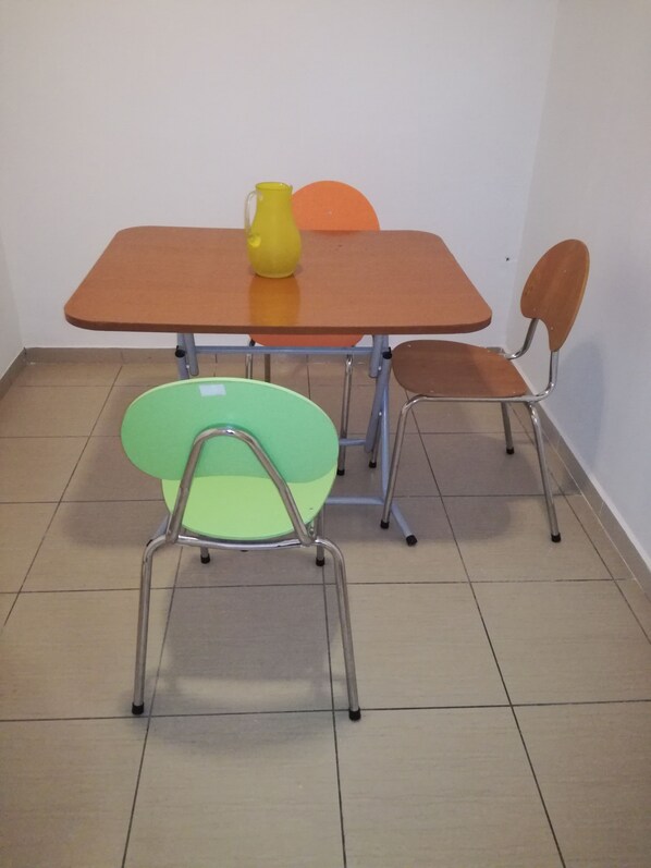 房內用餐