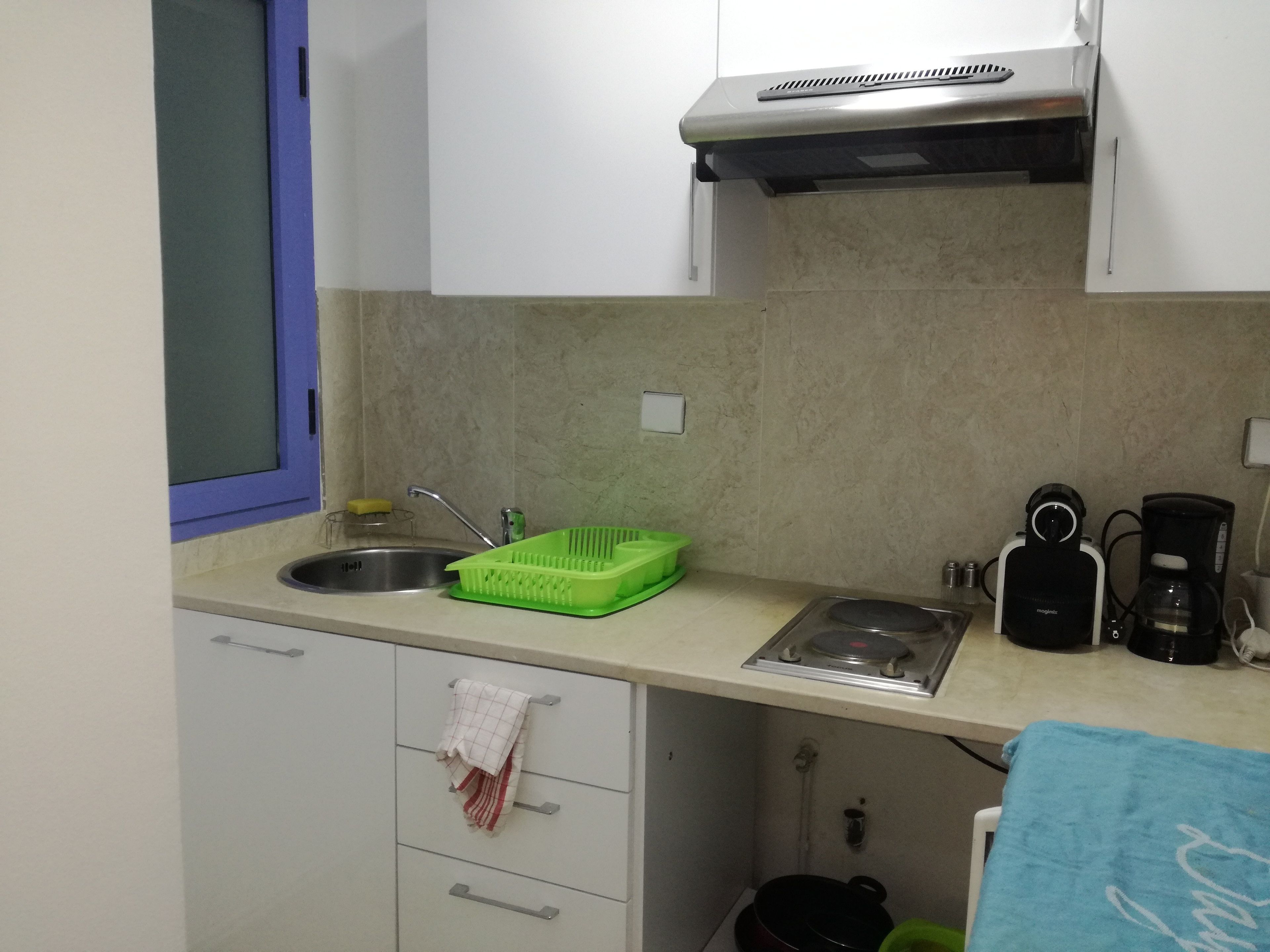 Refrigerador con freezer, microondas, placa de cocina, cafetera expreso