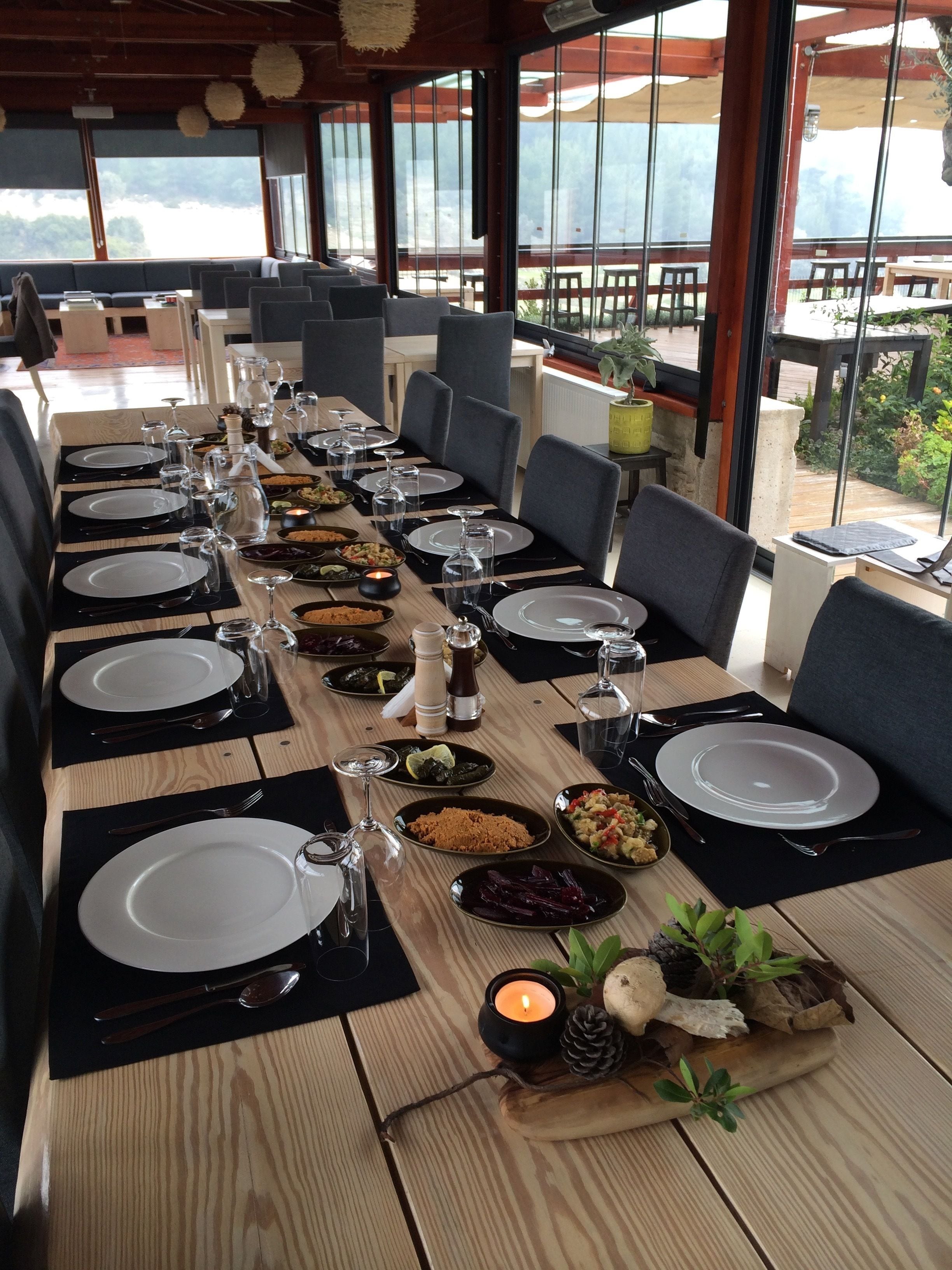 تقديم الإفطار والغداء والعشاء