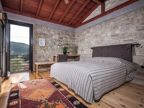 Habitación superior | Ropa de cama de alta calidad y caja de seguridad en la habitación