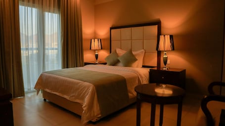 Single Room | Minibar, in-room safe, desk, soundproofing