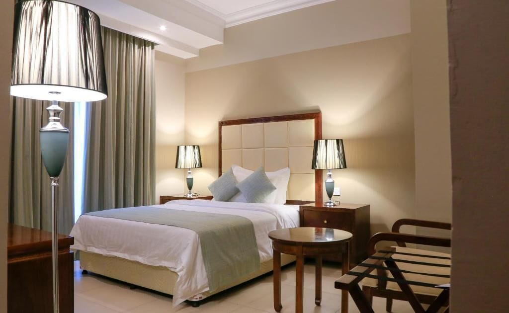 Habitación individual | Minibar, caja fuerte, escritorio y sistema de insonorización