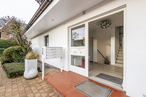 Room, Private Bathroom | Lobby - Ferienwohnung Feskerdam (Sylt)