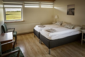 Cortinas blackout, wifi gratis y ropa de cama