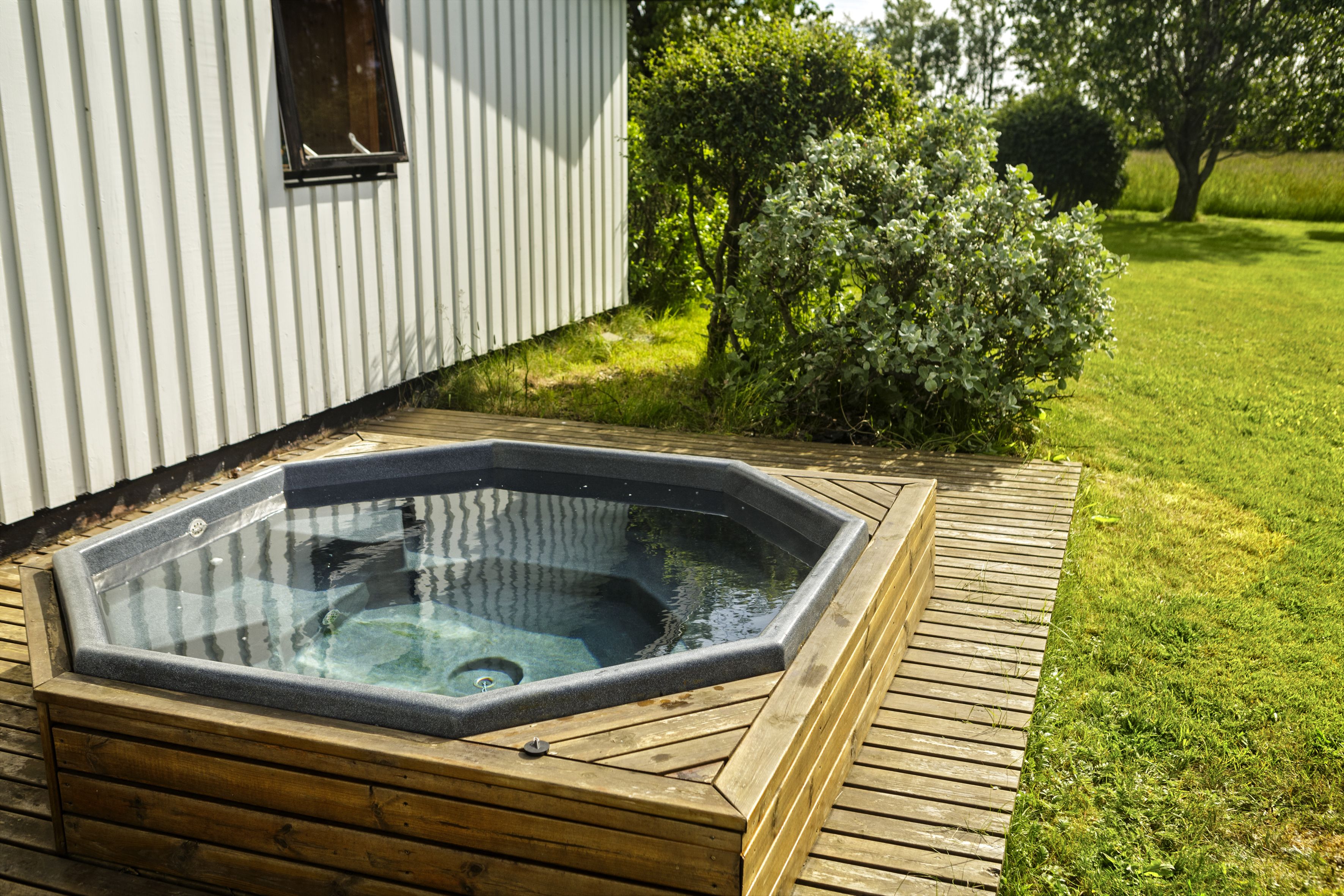 Outdoor spa tub