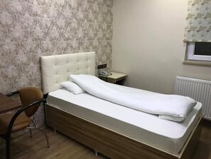 Habitación individual estándar | Escritorio, tabla de planchar con plancha, wifi gratis