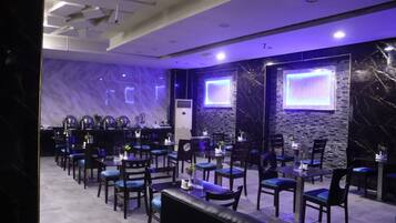 Se sirven desayunos, almuerzos y cenas; cocina india