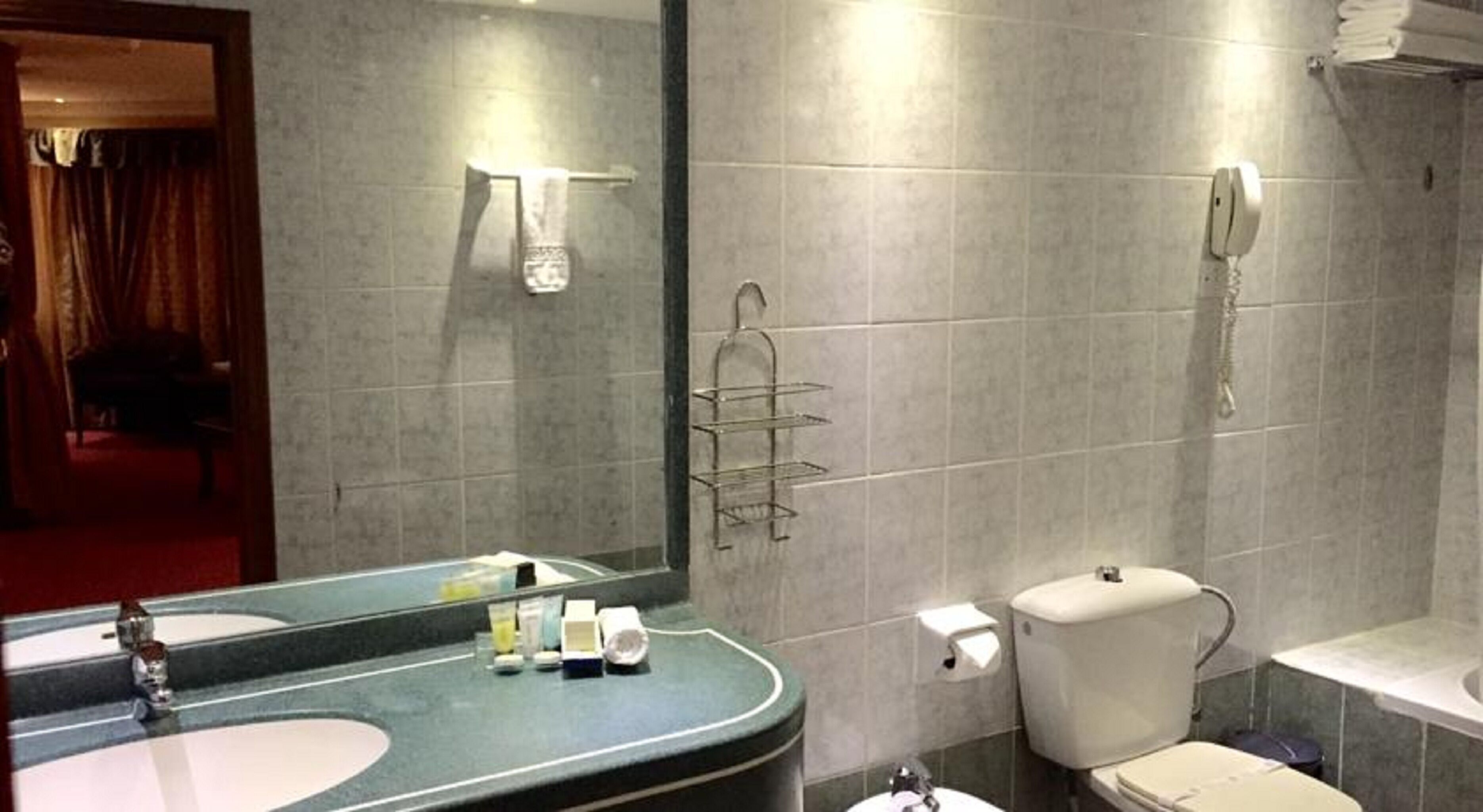Bathroom | Combined shower/tub, deep soaking tub, free toiletries, hair dryer