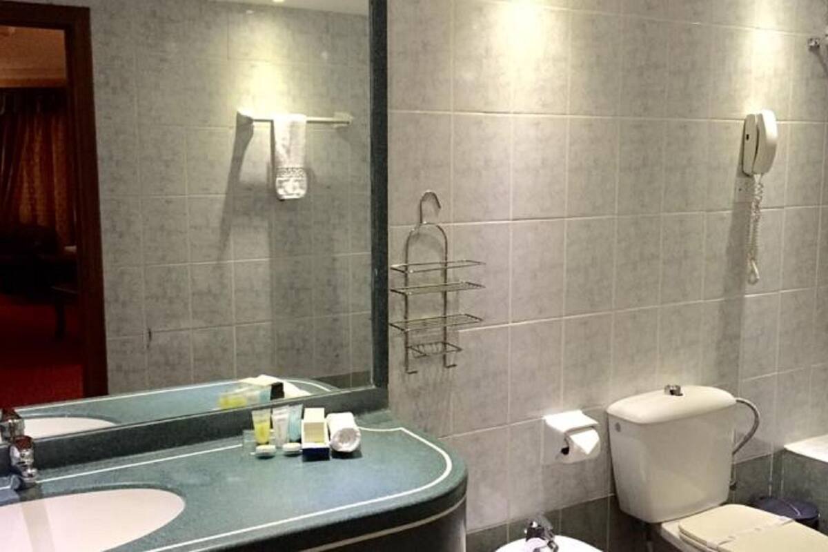 Bathroom | Combined shower/tub, deep soaking tub, free toiletries, hair dryer