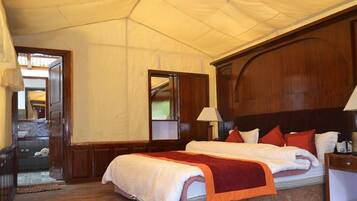 Desk, rollaway beds, free WiFi