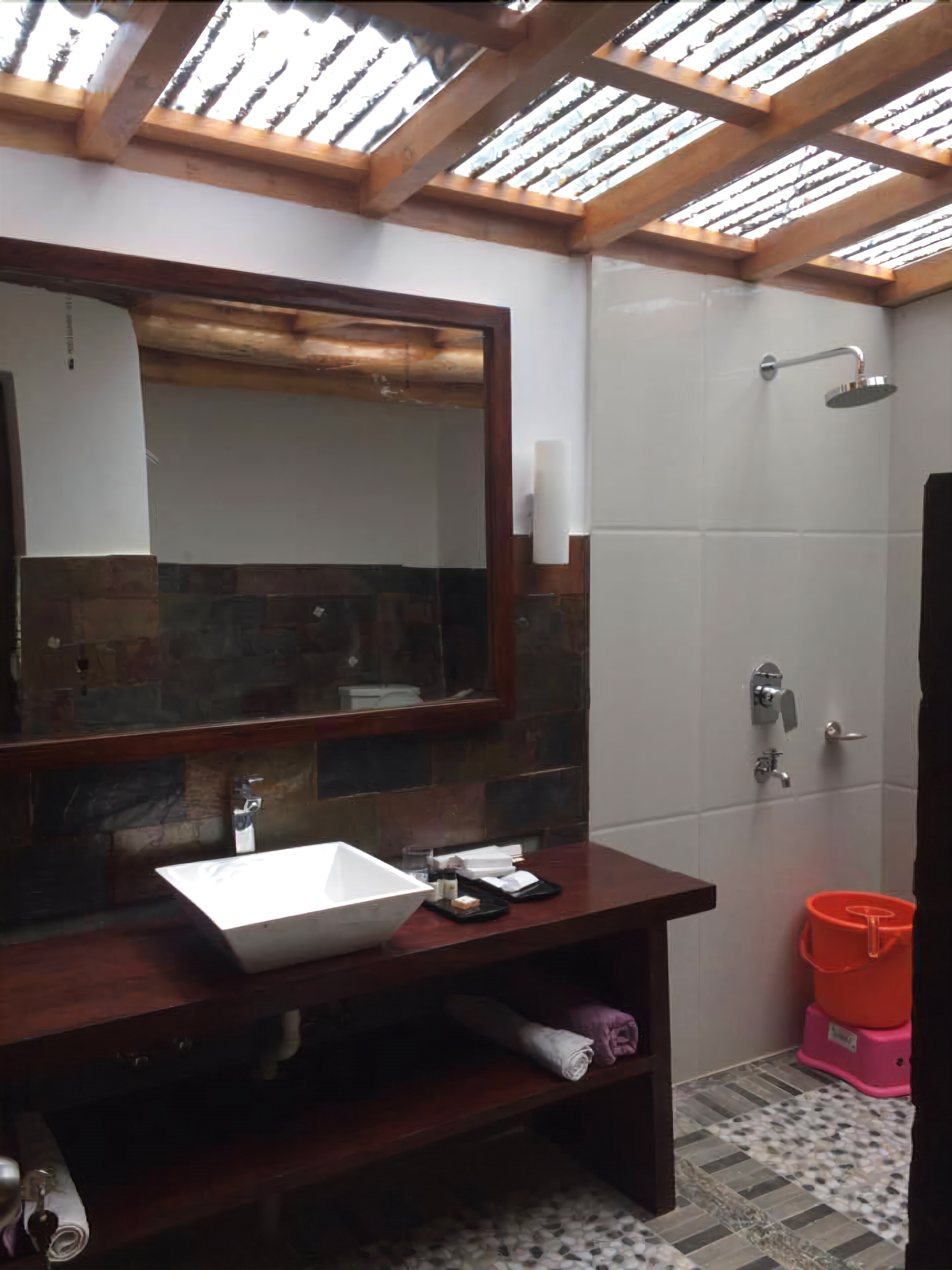 Shower, free toiletries, towels