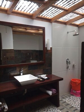 Ducha, artículos de tocador gratuitos, toallas