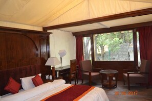 Desk, rollaway beds, free WiFi - Turtuk Holidays - Glamping (Leh)