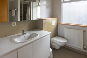 Apartamento clássico, 2 quartos, vista para a montanha | Banheiro | Chuveiro, secador de cabelo, toalhas de banho, sabonete