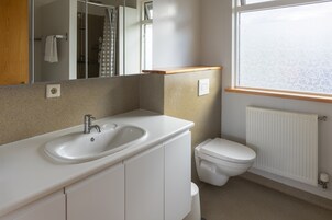Apartamento clásico, 2 habitaciones, vistas a la montaña | Baño | Ducha, secador de pelo, toallas y jabón
