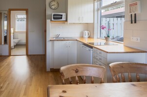 Refrigerador, microondas, placa de cocina, cafetera/tetera