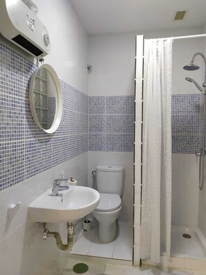 Shower, hair dryer, towels - Málaga Centro Hostel - Adults Only (Málaga)