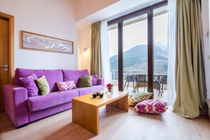 Suíte luxo, lareira (Forest View) | Área de estar | TV LED