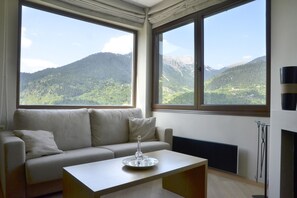 Suíte júnior, lareira (Forest View) | Área de estar | TV LED