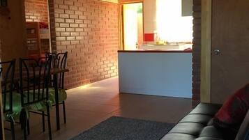 Cottage, 2 phòng ngủ | Khu phòng khách | TV màn hình phẳng