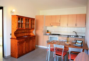 Apartamento, 2 quartos, vista para o jardim, no piso térreo | Cozinha privada | Geladeira grande, micro-ondas, cooktop