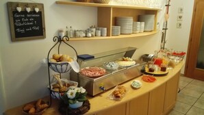 A breakfast buffet with various food items, including pastries, meats, and beverages. - Hotel Pension Sonnalp (Ortisei)