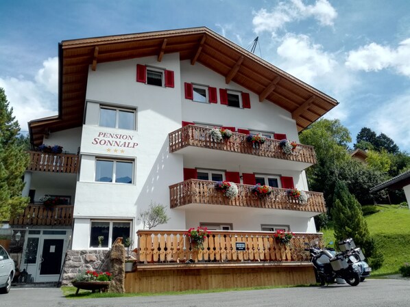 Front of property - Hotel Pension Sonnalp (Ortisei)